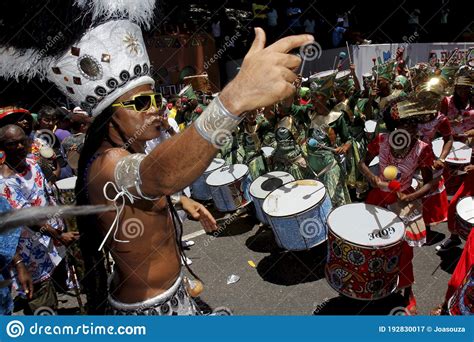 De Carnaval van Salvador: Een explosie van Afro-Braziliaanse cultuur met Carlinhos Brown als katalysator